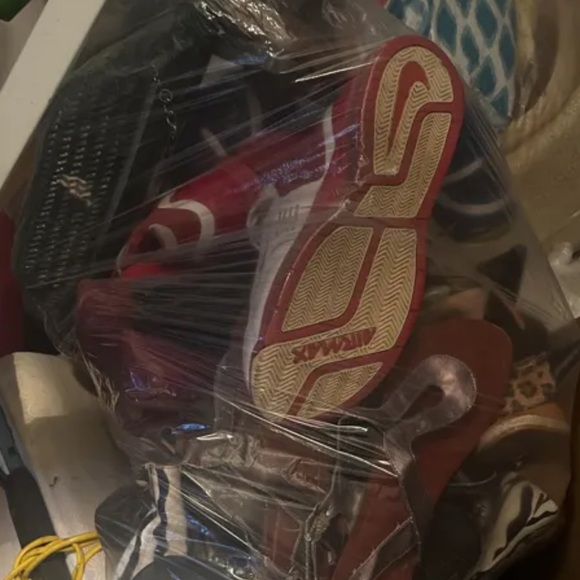 Whole toy box and expensive shoes - Picture 2 of 2